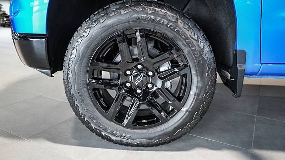 Chevrolet Silverado EV 14 of 20