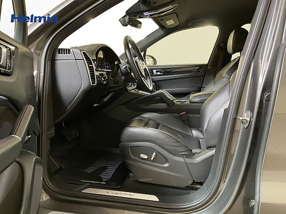 Porsche Cayenne 10 of 13