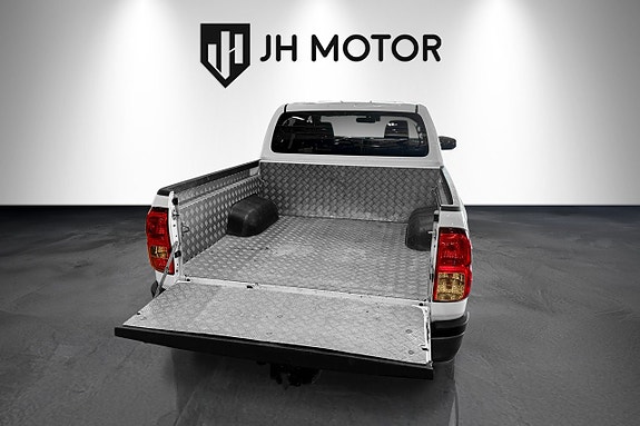 Toyota HiLux 7 of 16