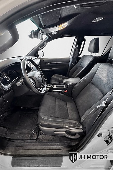 Toyota HiLux 12 of 16