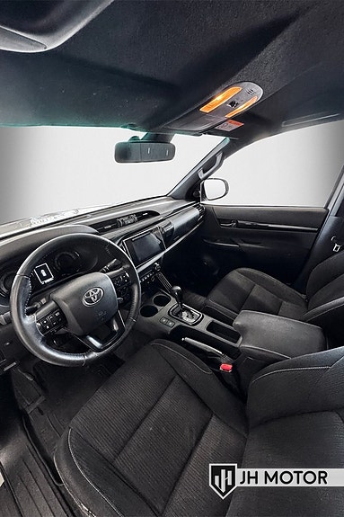 Toyota HiLux 13 of 16