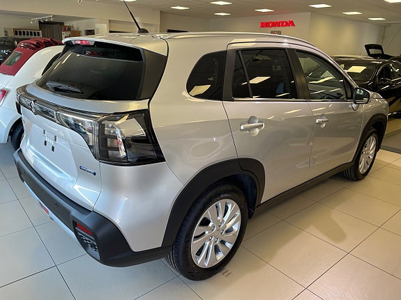 Suzuki S-Cross 4 of 8