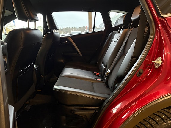 Toyota RAV4 6 of 17
