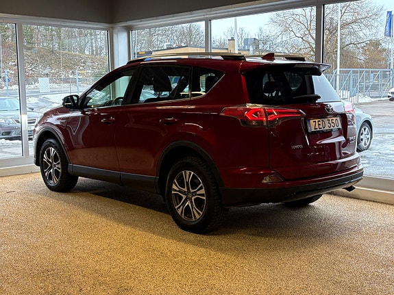 Toyota RAV4 2 of 17