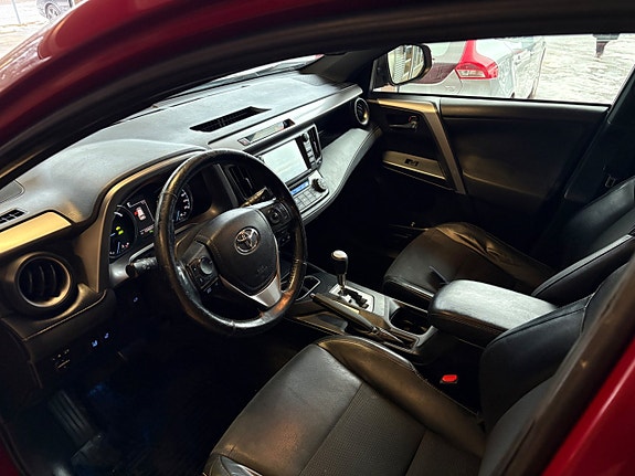 Toyota RAV4 5 of 17