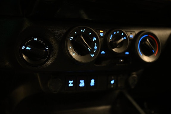 Toyota HiLux 24 of 29