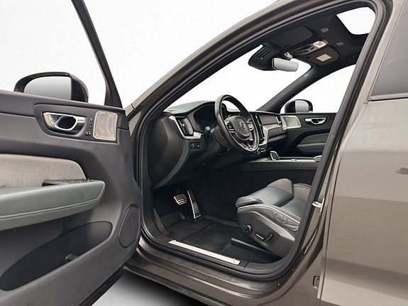 Volvo XC60 8 of 29