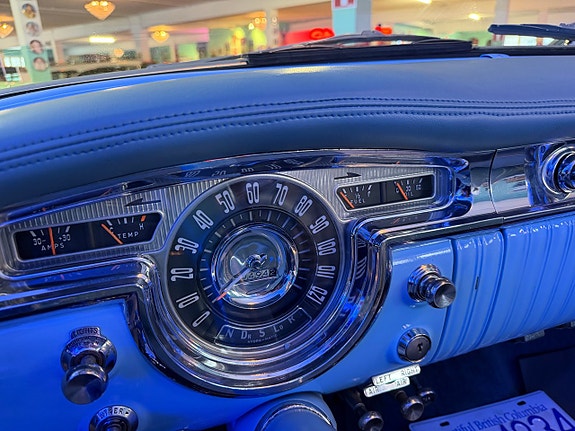 Oldsmobile Ninety Eight 18 of 27