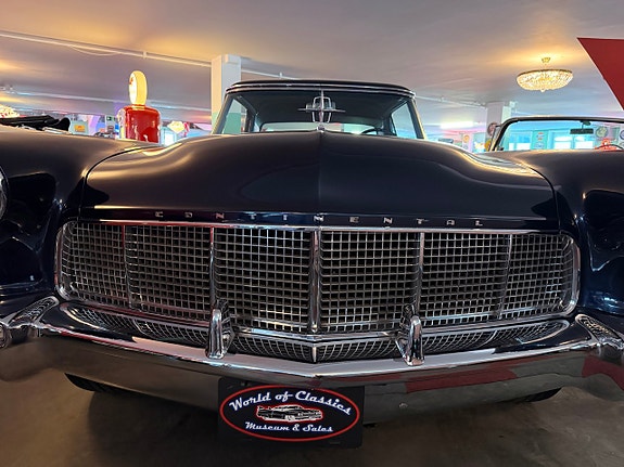 Lincoln Continental 3 of 5