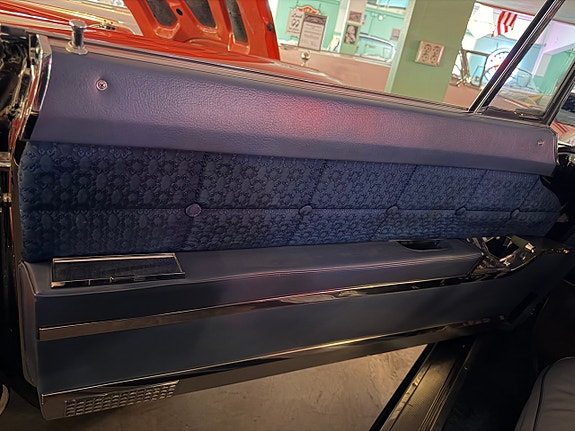 Lincoln Continental 14 of 24