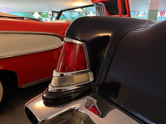 Lincoln Continental 8 of 24