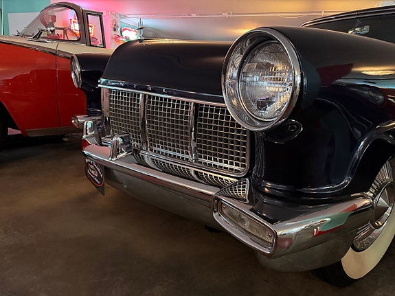 Lincoln Continental 2 of 5