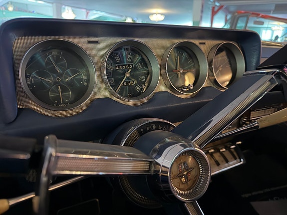 Lincoln Continental 16 of 24