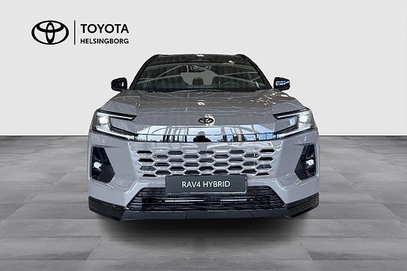 Toyota RAV4 2 of 12