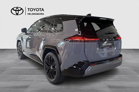 Toyota RAV4 6 of 12