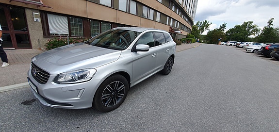Volvo XC60 2 of 17