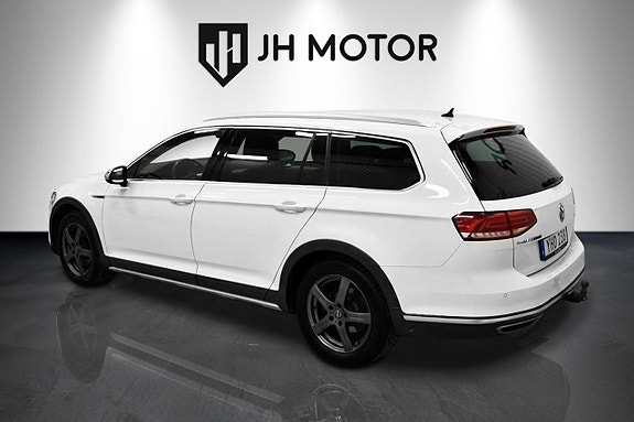 Volkswagen Passat Alltrack 3 of 12