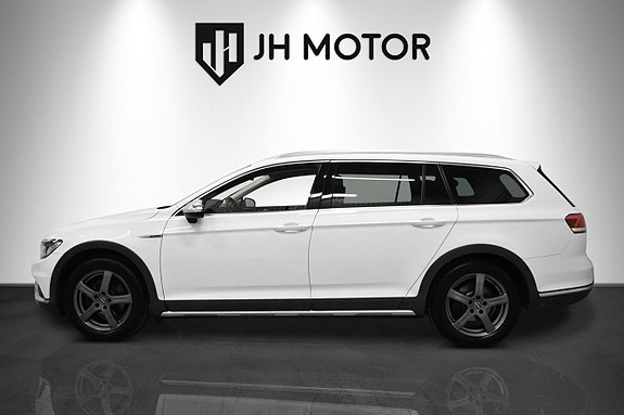 Volkswagen Passat Alltrack 2 of 12