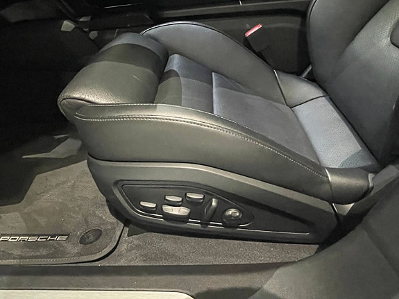 Porsche Taycan 16 of 24