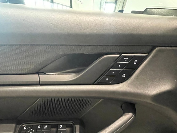 Porsche Taycan 14 of 24