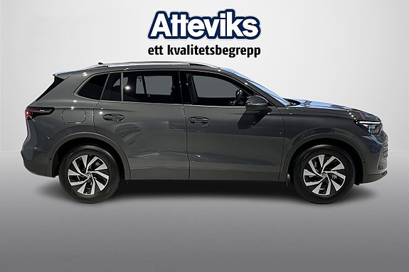 Volkswagen Tiguan 3 of 15