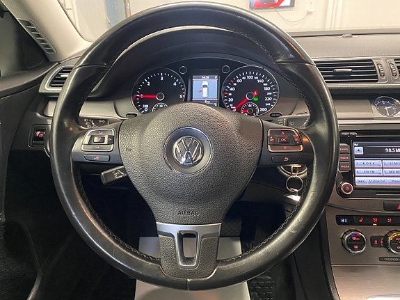 Volkswagen Passat 17 of 24