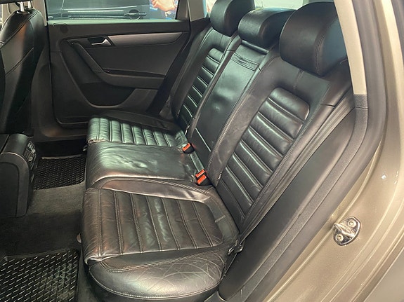Volkswagen Passat 13 of 24