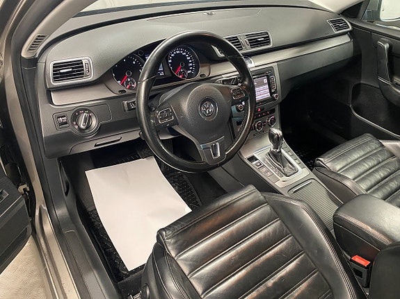 Volkswagen Passat 12 of 24