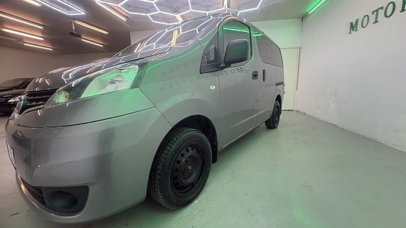 Nissan NV200 10 of 19