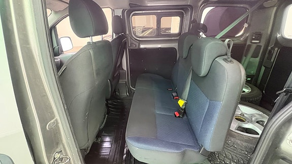 Nissan NV200 15 of 19