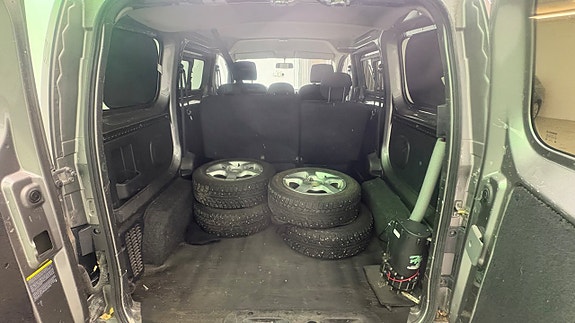 Nissan NV200 16 of 19
