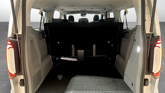 Volkswagen Caravelle 12 of 15