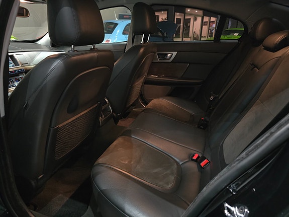 Jaguar XF 8 of 16