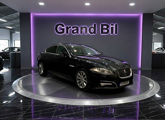 Jaguar XF 2 of 5