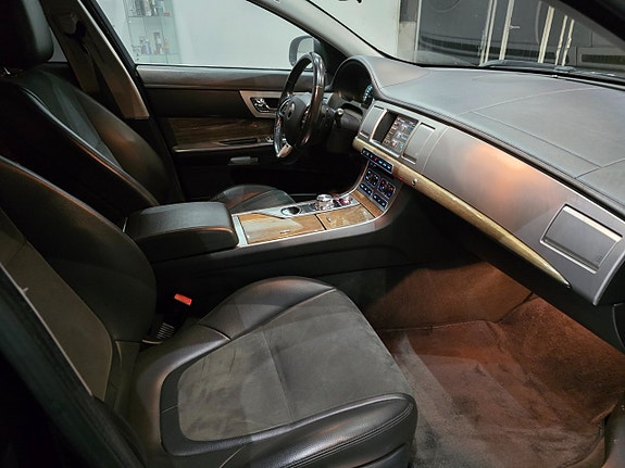 Jaguar XF 10 of 16