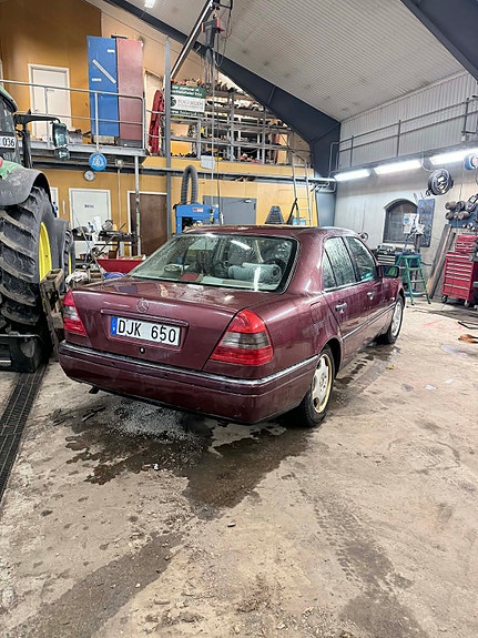Mercedes-Benz C180 3 of 5