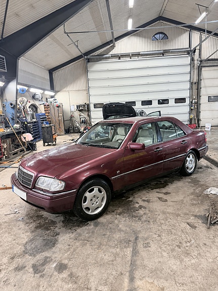 Mercedes-Benz C180 2 of 5