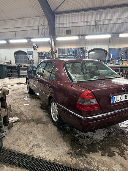 Mercedes-Benz C180 4 of 5