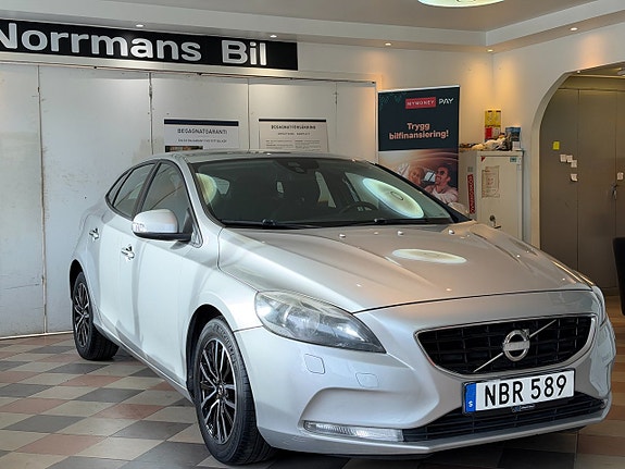 Volvo V40 3 of 26