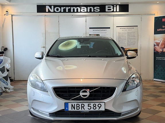 Volvo V40 2 of 26