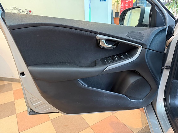 Volvo V40 11 of 26