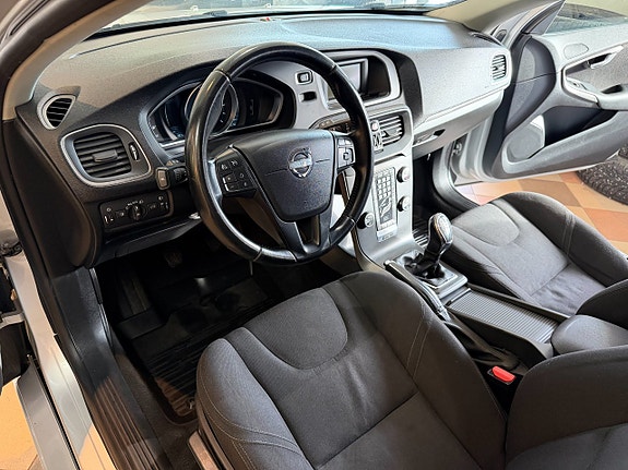 Volvo V40 12 of 26