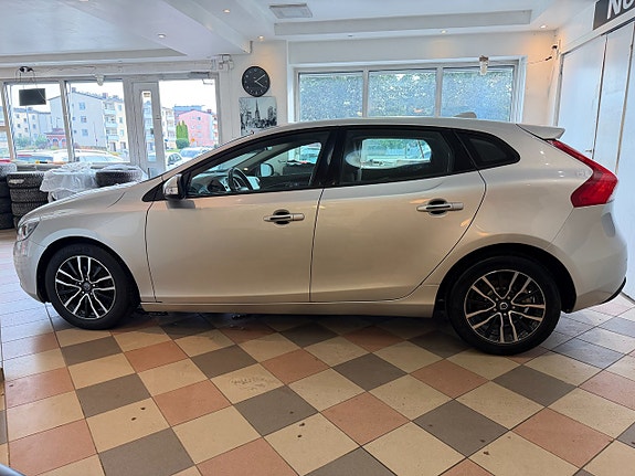 Volvo V40 4 of 26