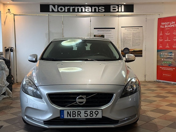 Volvo V40 2 of 26