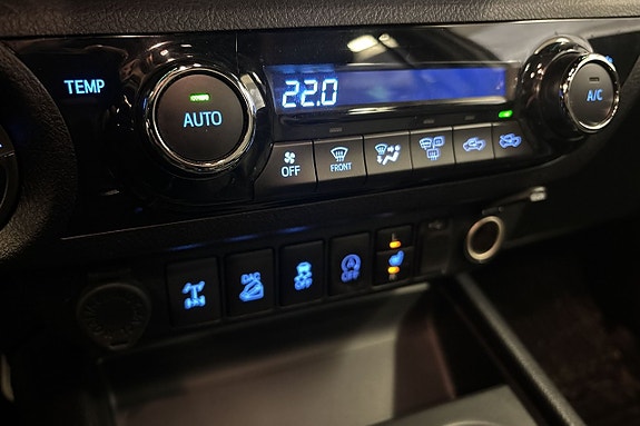 Toyota HiLux 18 of 18