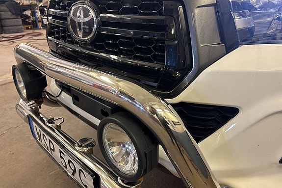 Toyota HiLux 2 of 5