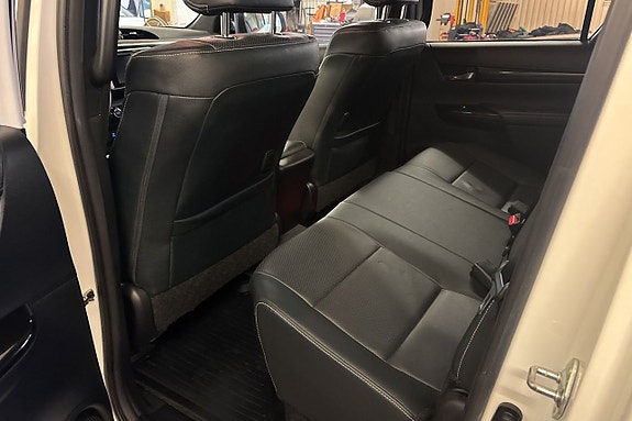 Toyota HiLux 13 of 18
