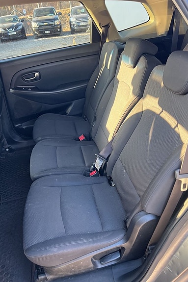 Kia Carens 16 of 18