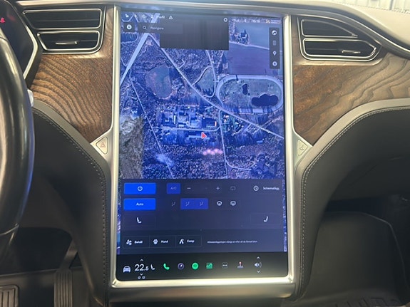 Tesla Model X 14 of 17