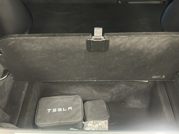 Tesla Model X 15 of 17